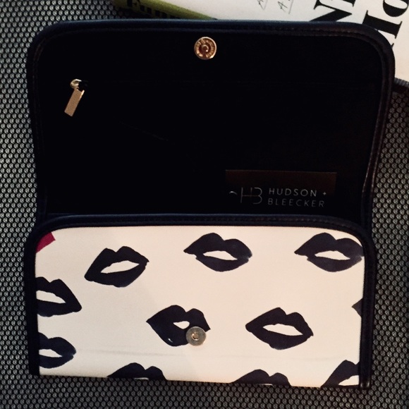 NWT Trifold Lip Print Makeup Bag - Picture 7 of 8